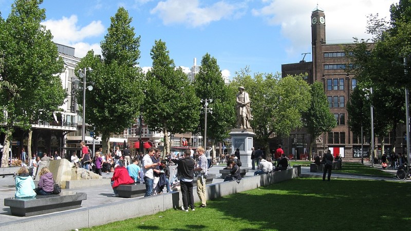 Amsterdaam Rembrandtplein Square durante el día de verano