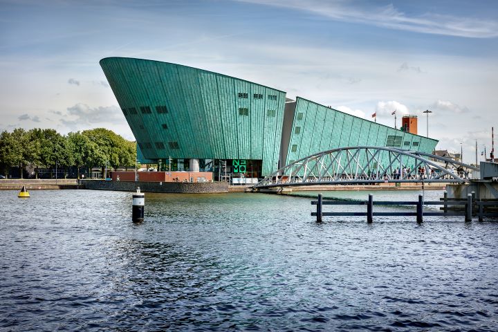 Edificio nemo del museo de Ámsterdam